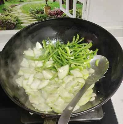 ヘチマとピーマンの炒め物の作り方：4