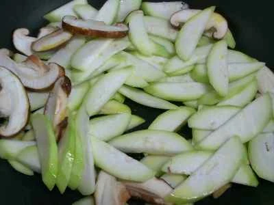 キノコと豚タンの夜咲き花炒めの作り方：6