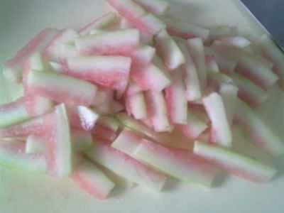 スイカの皮入りエビとカツオの炒め物の作り方：3