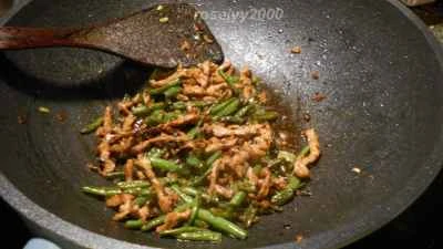 黒豆ソースとインゲン豆で炒めた豚肉の細切りの作り方：5