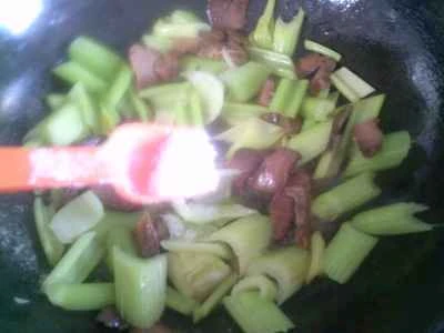 セロリと豚肉の煮込み炒めの作り方：11