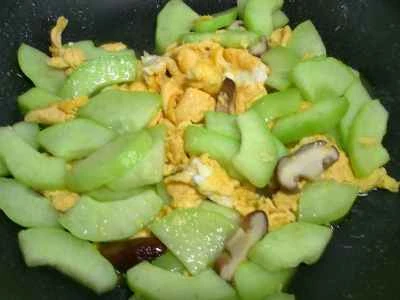 きのこ、卵、きゅうりの炒め物の作り方：11