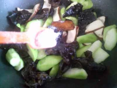 黒キクラゲと乾燥豆腐のヘチマ炒めの作り方：9