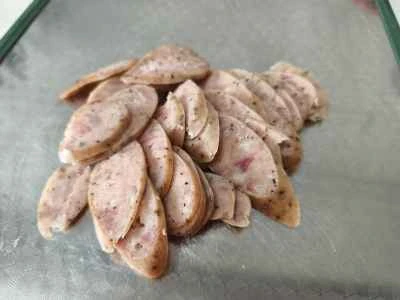 乾燥ユリと黒胡椒ソーセージの炒め物の作り方：2