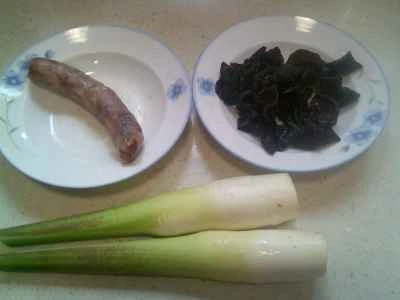 黒キクラゲとソーセージの炒め物の作り方：1