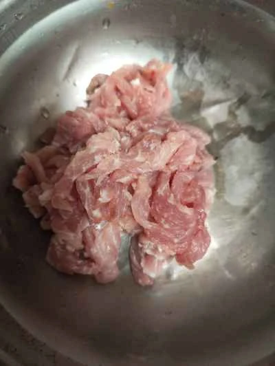 セロリと細切り豚肉の炒め物の作り方：2