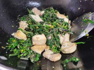 赤からし菜と豆腐の炒め物の作り方：4